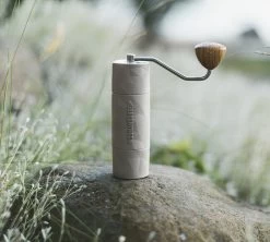 Moulin à Café Manuel COMANDANTE X25 Trailmaster Dune -Les Amateurs De Café comandante trailmaster 3