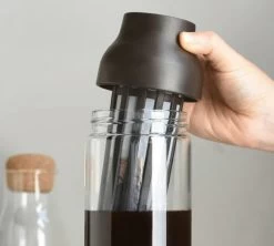Carafe KINTO Capsule Marron Foncé 1L Pour Infusions à Froid -Les Amateurs De Café kinto capsule noire 3