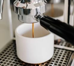 Tasse à Cappuccino - Monty Milk Art Noir Mat 19 Cl - FELLOW 15 Tasse à Cappuccino - Monty Milk Art Noir Mat 19 Cl - FELLOW -Les Amateurs De Café lifestyle2