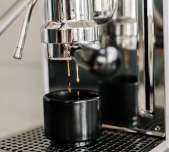 Tasse à Cappuccino - Monty Milk Art Noir Mat 19 Cl - FELLOW 16 Tasse à Cappuccino - Monty Milk Art Noir Mat 19 Cl - FELLOW -Les Amateurs De Café lifestyle3