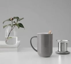 Mug Minima Wool Grey 50 Cl Avec Infuseur Inox - VIVA SCANDINAVIA -Les Amateurs De Café minima grey lifestyle2