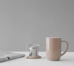 Mug Minima Stone Rose 50 Cl Avec Infuseur Inox - VIVA SCANDINAVIA -Les Amateurs De Café minima rose lifestyle