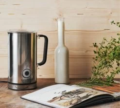 Mousseur à Lait électrique SJOSTRAND - Inox -Les Amateurs De Café mousseur lait sjostrand ambiance