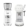 Set Petit-Déjeuner Machine Expresso ECF01WHEU Et Moulin à Café CGF01WHEU Blanc- SMEG -Les Amateurs De Café pack blanc 1
