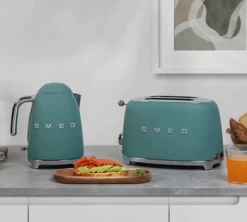 Bouilloire KLF03EGMEU 1.7 L Vert Émeraude - SMEG -Les Amateurs De Café smeg bouilloire emeraude lifestyle 1