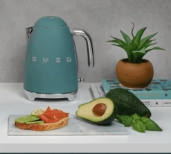 Bouilloire KLF03EGMEU 1.7 L Vert Émeraude - SMEG -Les Amateurs De Café smeg bouilloire emraude lifestyle 2 1