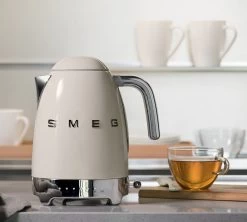 Bouilloire KLF04CREU Température Réglable Crème 1,7 L + Offre Cadeau - SMEG -Les Amateurs De Café smeg creme bouilloire