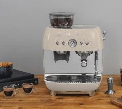 Machine Expresso SMEG EGF03CREU Crème Années 50 Avec Moulin Intégré 11 Machine Expresso SMEG EGF03CREU Crème Années 50 Avec Moulin Intégré -Les Amateurs De Café smeg egf03 creme 5