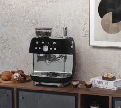 Machine Expresso SMEG EGF03BLEU Noire Années 50 Avec Moulin Intégré -Les Amateurs De Café smeg egf03 noire 5