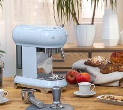 Set Petit-Déjeuner Machine Expresso ECF01PBEU Et Moulin à Café CGF01PBEU Bleu Azur - SMEG 8 Set Petit-Déjeuner Machine Expresso ECF01PBEU Et Moulin à Café CGF01PBEU Bleu Azur - SMEG -Les Amateurs De Café smeg machine