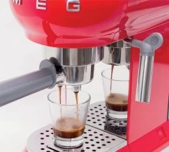 Set Petit-Déjeuner Machine Expresso ECF01RDEU Et Moulin à Café CGF01RDEU Rouge - SMEG -Les Amateurs De Café smeg pack rouge 3