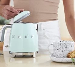 Mini Bouilloire SMEG - Vert D'eau - KLF05PGEU + Offre Cadeau -Les Amateurs De Café smeg vert deau 2